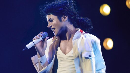 Filme Michael Jackson: A Biografia 'Michael' Ganha Nova Data de Lançamento em 2026 e Encarar Seus De