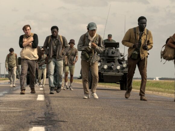 "The Long Walk": Novo Trailer Choca a Comic-Con e Stephen King Aprova Adaptação "Infilmável"