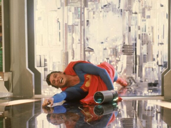 A Cena da Mulher Robô em Superman III: O Trauma Inesperado que Assombra Gerações