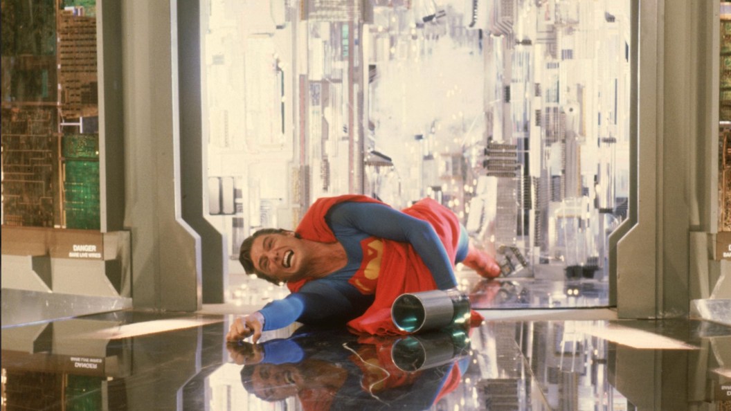 A Cena da Mulher Robô em Superman III: O Trauma Inesperado que Assombra Gerações