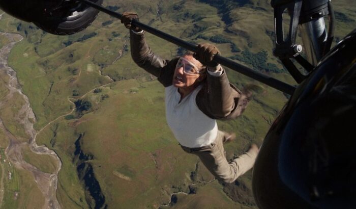 Tom Cruise Leva Missão: Impossível ao Extremo: Dublês Forçaram Parada em Manobra de Paraquedas Incen