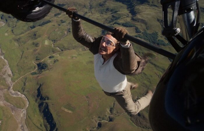 Tom Cruise Leva Missão: Impossível ao Extremo: Dublês Forçaram Parada em Manobra de Paraquedas Incen