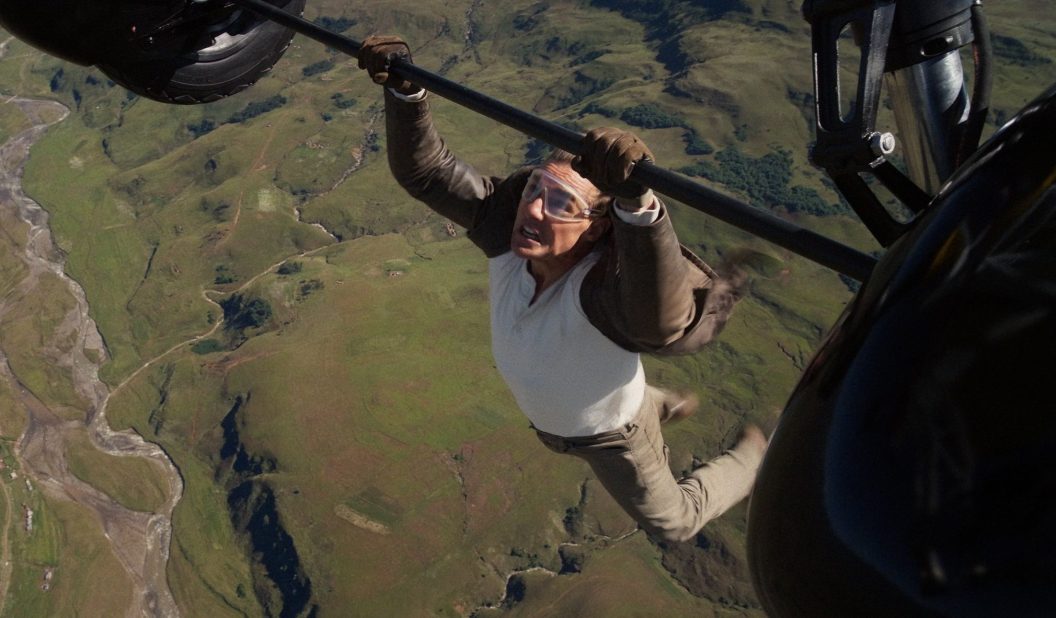 Tom Cruise Leva Missão: Impossível ao Extremo: Dublês Forçaram Parada em Manobra de Paraquedas Incen