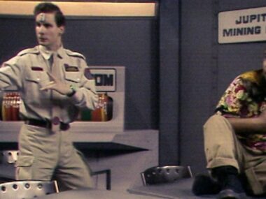 Red Dwarf Grátis: A Série Cult de Ficção Científica Surpreende Fãs no Streaming (Com um Detalhe!)