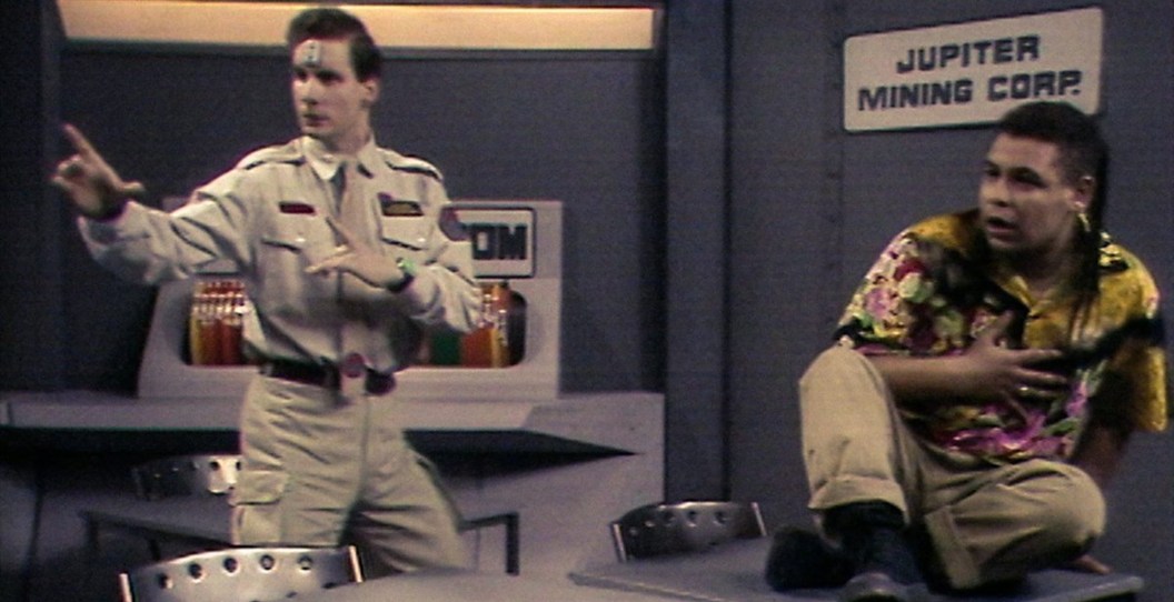 Red Dwarf Grátis: A Série Cult de Ficção Científica Surpreende Fãs no Streaming (Com um Detalhe!)