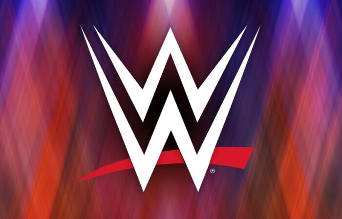 WWE Evolution 2: Alexa Bliss e Charlotte Flair Miram os Títulos de Duplas Femininas da WWE – Elas Vã