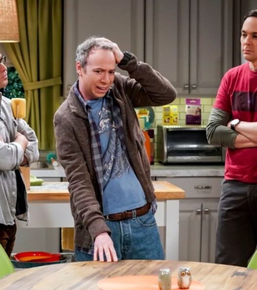 Um Personagem Chave de The Big Bang Theory Está Ausente no Spin-off de Stuart: 'Stuart Fails to Save