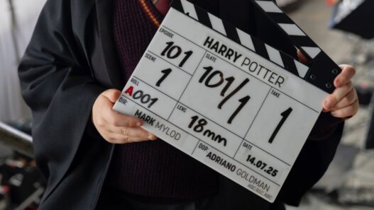 Primeiras Imagens da **Série Harry Potter** Revelam o Visual dos Detestados Dursleys!