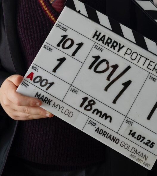 Primeiras Imagens da **Série Harry Potter** Revelam o Visual dos Detestados Dursleys!
