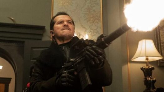 Noite Violenta Desembarca no Peacock: O Caos Natalino Inesperado com David Harbour