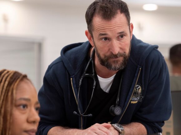 Noah Wyle dirigirá episódio de The Pitt 2ª temporada