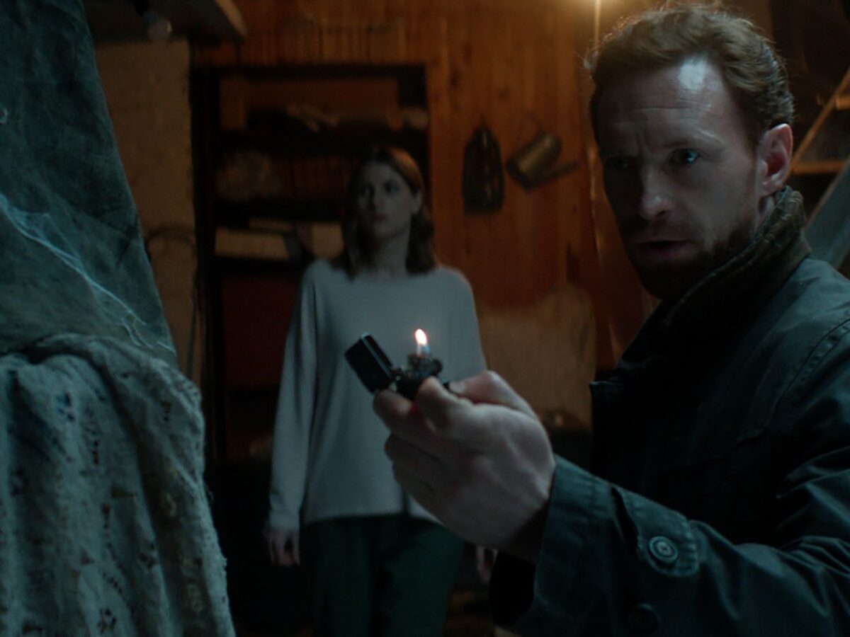 Crítica: Whisper of the Witch - Dublagem Ruim Estraga Terror Intrigante