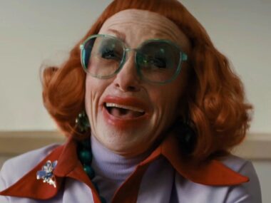 Atriz de Armas revela mistérios sobre Gladys em entrevista