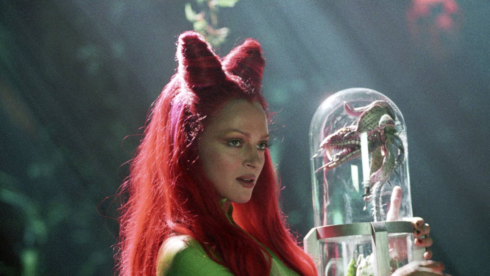 Nova estátua da Poison Ivy: vilã icônica do Batman ganha versão colecionável