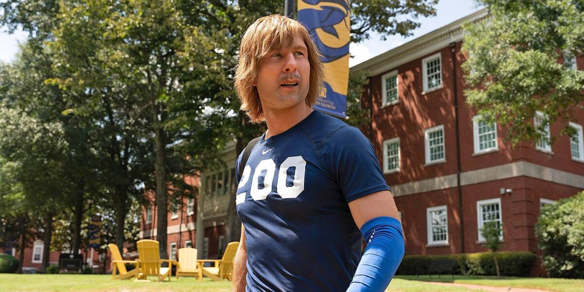 Glen Powell vira a 'Senhora Doubtfire' do futebol em trailer de 'Chad Powers'