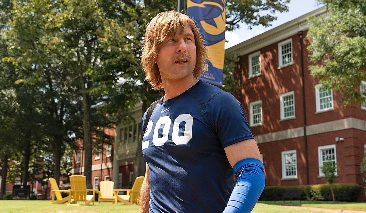 Glen Powell vira a 'Senhora Doubtfire' do futebol em trailer de 'Chad Powers'