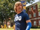 Glen Powell vira a 'Senhora Doubtfire' do futebol em trailer de 'Chad Powers'