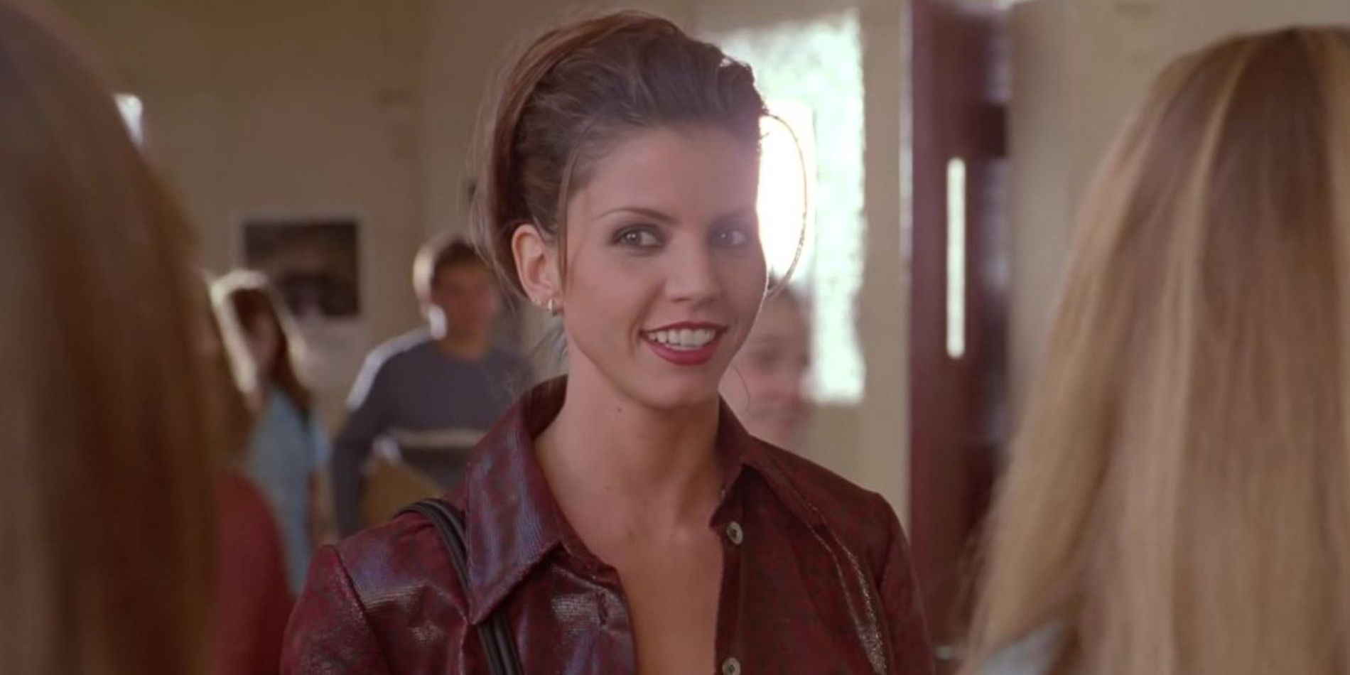 Charisma Carpenter como Cordelia Chase com olhar confuso em Buffy, a Caça-Vampiros