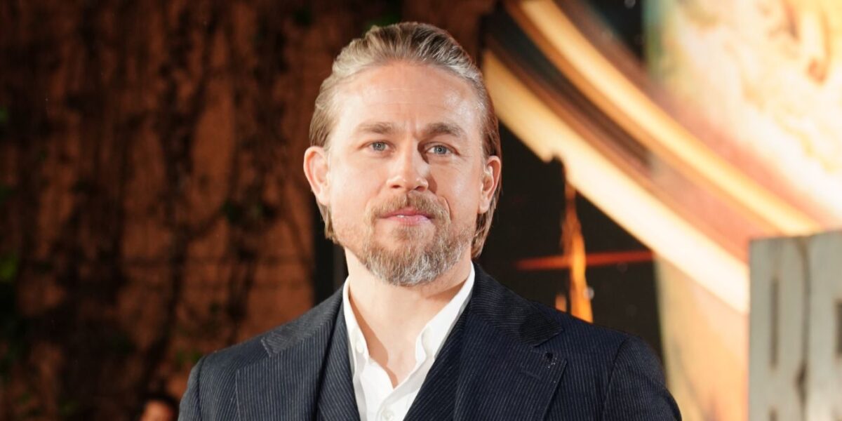 Charlie Hunnam como serial killer em Monster: imagens da 3ª temporada