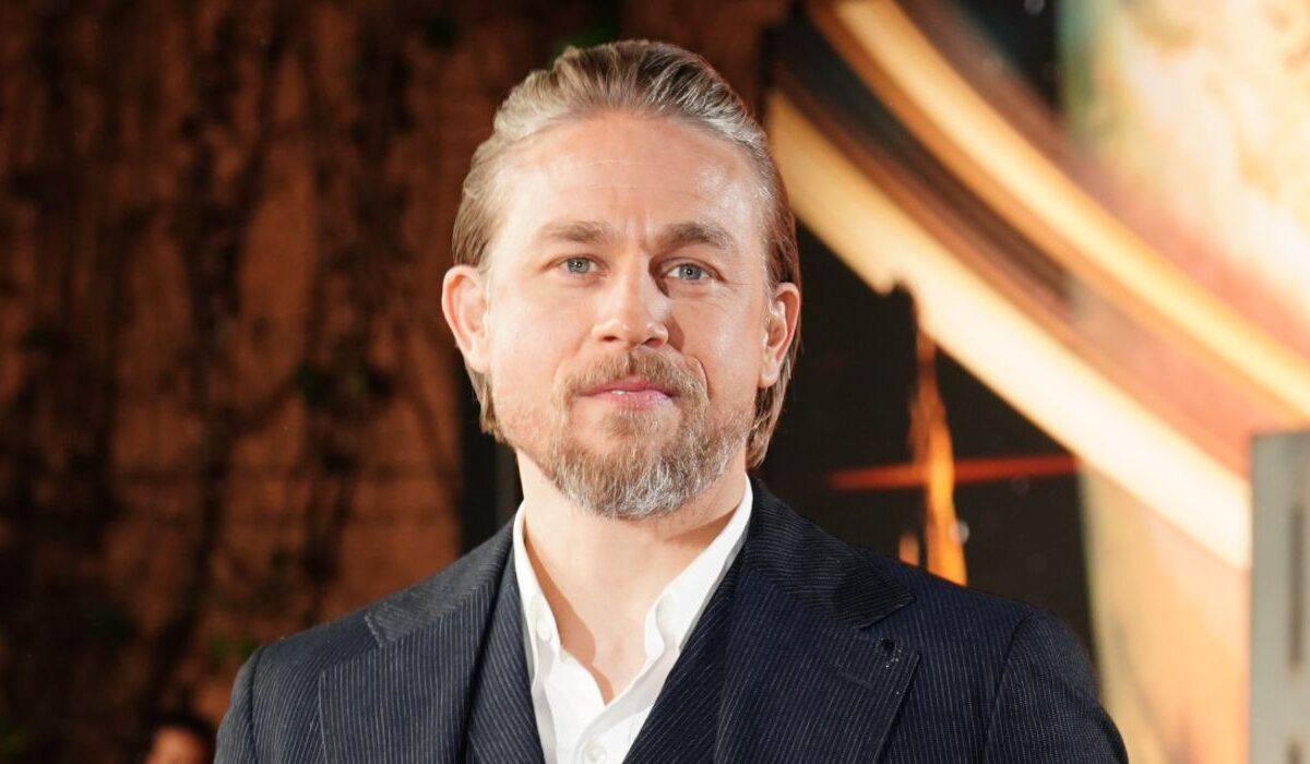 Charlie Hunnam como serial killer em Monster: imagens da 3ª temporada