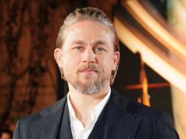 Charlie Hunnam como serial killer em Monster: imagens da 3ª temporada