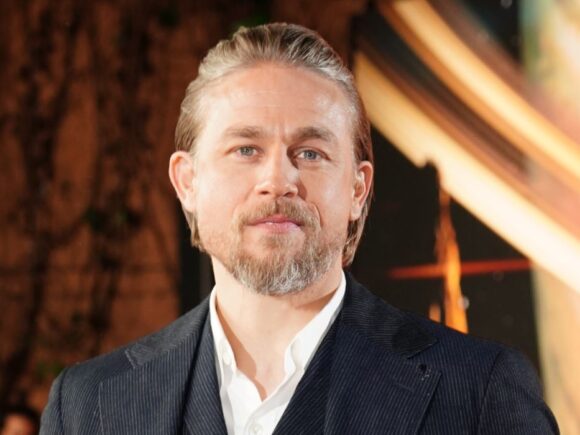 Charlie Hunnam como serial killer em Monster: imagens da 3ª temporada