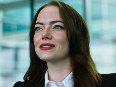 Emma Stone em trailer de comédia sci-fi