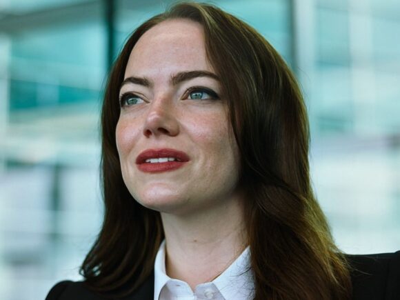Emma Stone em trailer de comédia sci-fi