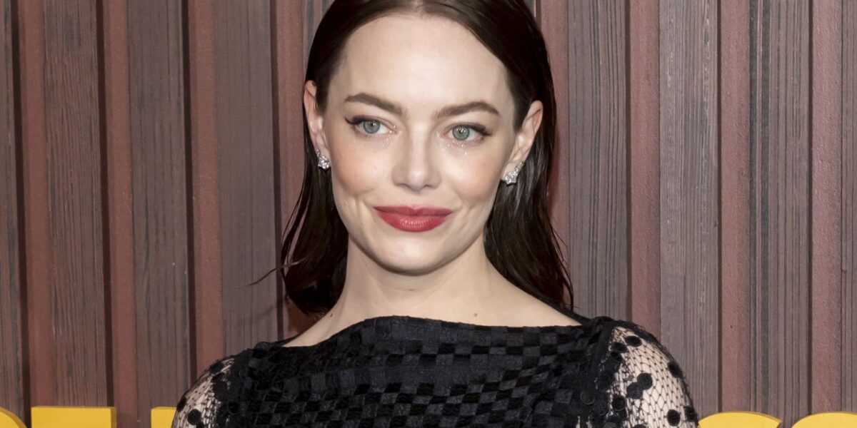 Emma Stone raspou o cabelo ruivo em trailer de Bugonia