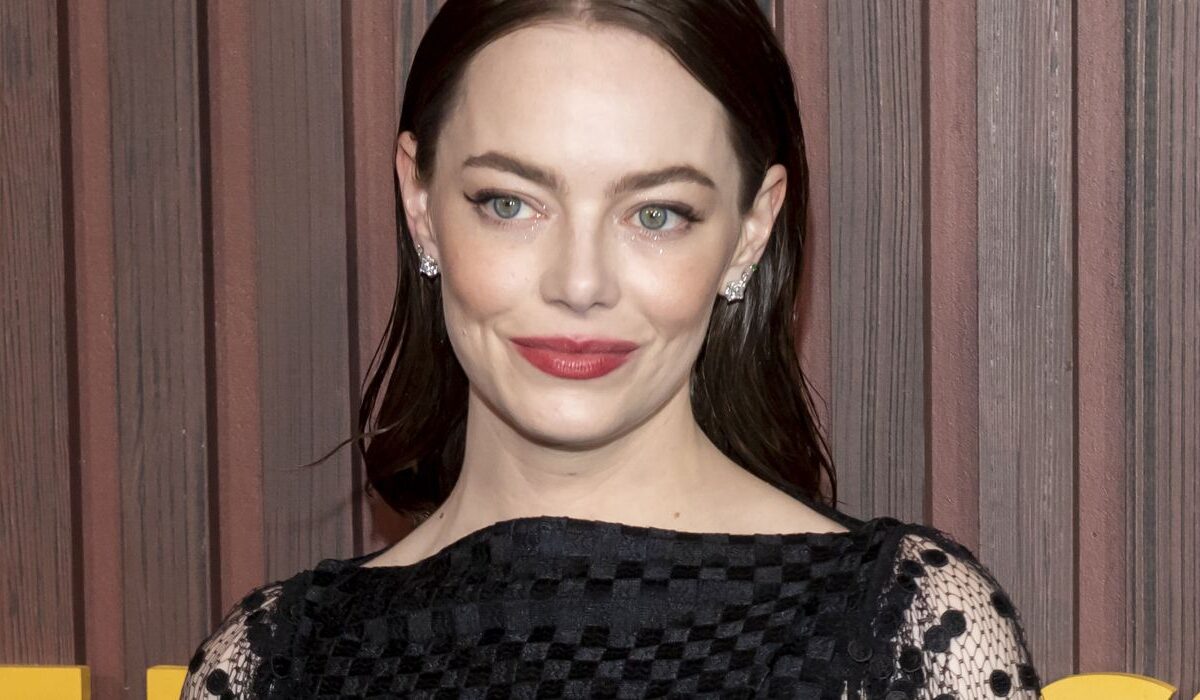 Emma Stone raspou o cabelo ruivo em trailer de Bugonia