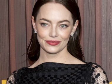 Emma Stone raspou o cabelo ruivo em trailer de Bugonia