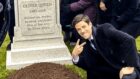 Grant Gustin Quebra o Silêncio: Sua Verdadeira Opinião Sobre o **Meme do Flash** Viral