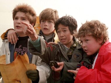 Os Goonies 2: Josh Brolin Detalha Obstáculos e Revela Cinco Roteiros Rejeitados por Spielberg