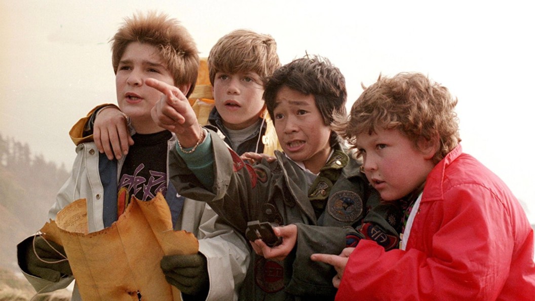 Os Goonies 2: Josh Brolin Detalha Obstáculos e Revela Cinco Roteiros Rejeitados por Spielberg