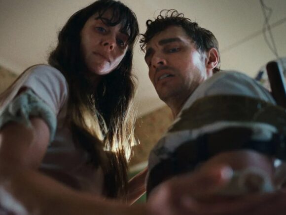 Stephen King Elogia 'Together': O Filme de Terror que Conquistou o Rei e o Rotten Tomatoes