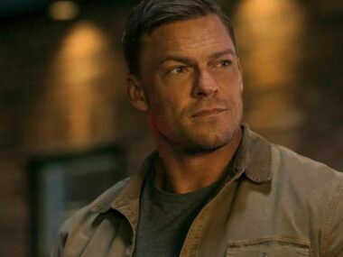 Alan Ritchson Irreconhecível em 'Motor City': A Virada de Carreira do Astro de 'Reacher'