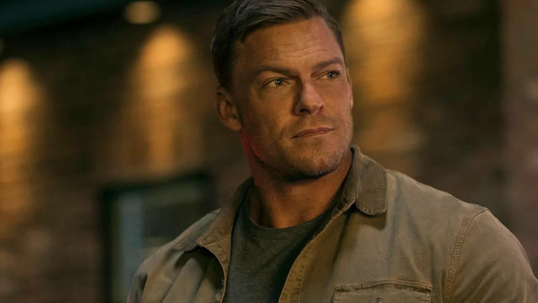 Alan Ritchson Irreconhecível em 'Motor City': A Virada de Carreira do Astro de 'Reacher'