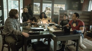 James Gunn Abre Precedente no DCU: Ator de Peacemaker Pode Assumir Múltiplos Papéis no Universo Comp