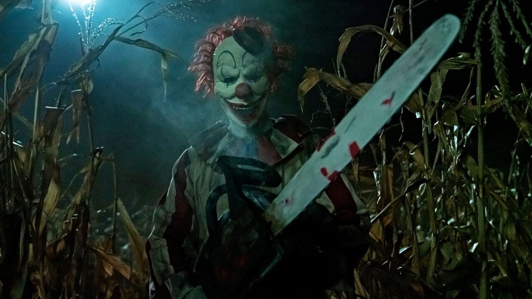 Um dos Horrores R Mais Sangrentos do Ano, "Clown in a Cornfield", Chega Finalmente ao Streaming