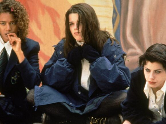 Jovens Bruxas: O Clássico de Terror Adolescente dos Anos 90 Agora Grátis na Pluto TV