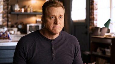 Resident Alien: Elenco e Criador Reagem ao Inesperado Cancelamento da Aclamada Série na Syfy