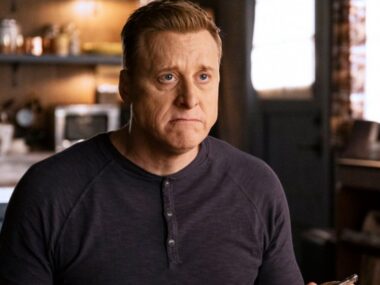 Resident Alien: Elenco e Criador Reagem ao Inesperado Cancelamento da Aclamada Série na Syfy