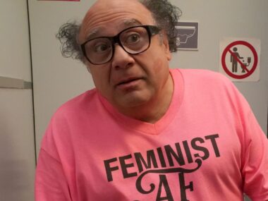 Reunião épica: elenco de Taxi, de Danny DeVito, se encontra após 42 anos