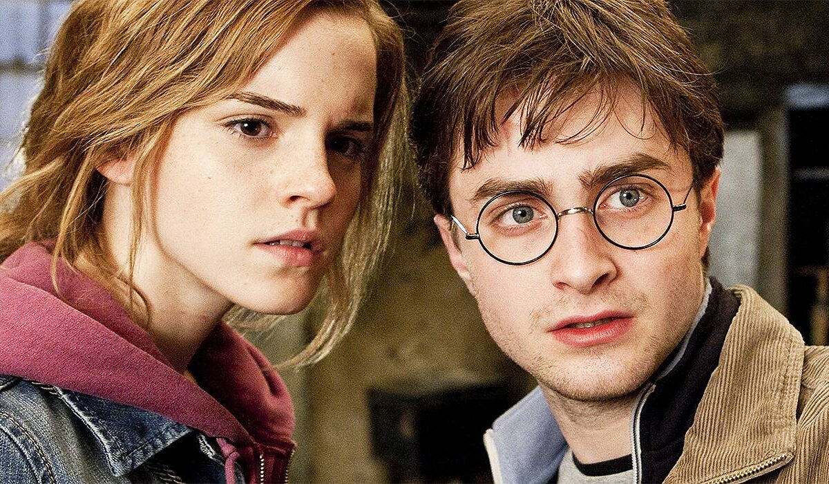 Chris Columbus culpa transfobia de J.K. Rowling por adaptação de reunião de Harry Potter