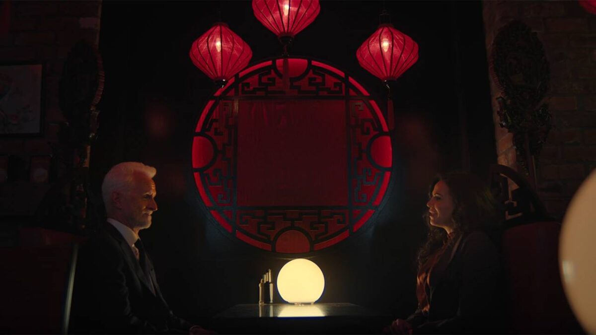 Lana Parrilla surpreende John Slattery em novo clipe de Rainmaker