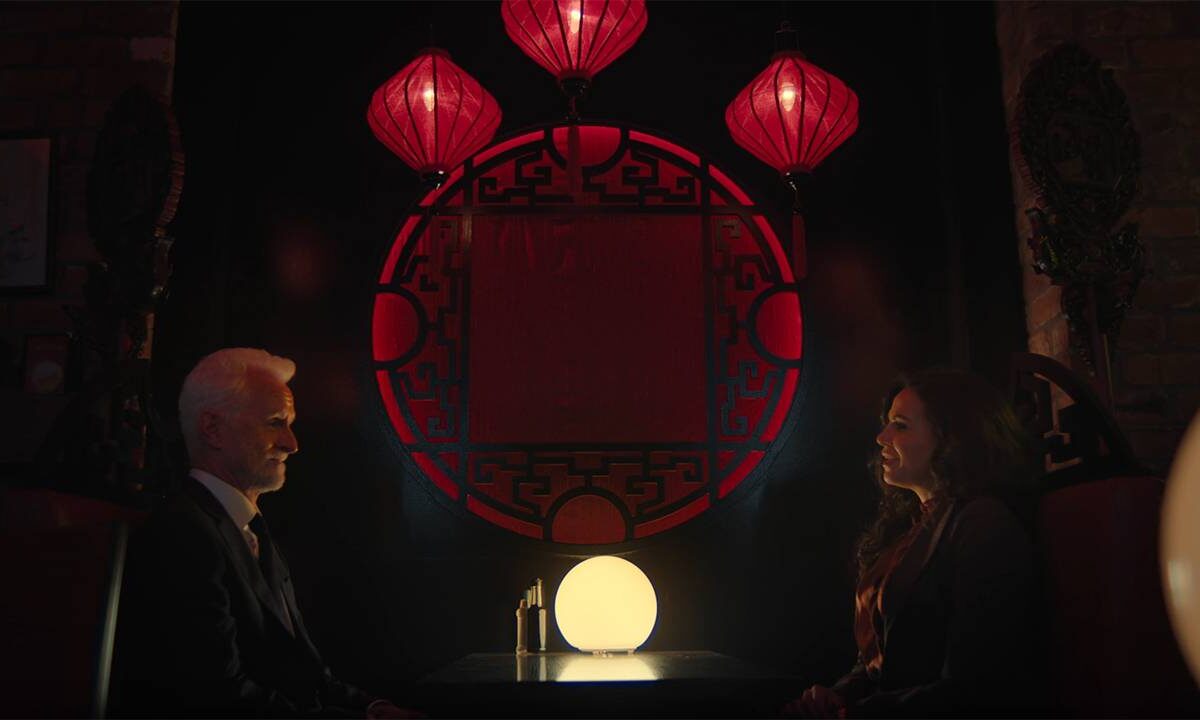 Lana Parrilla surpreende John Slattery em novo clipe de Rainmaker