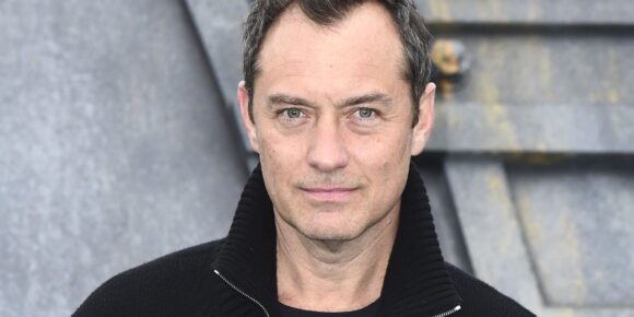 Jude Law como Putin: 1ª imagem do filme choca!