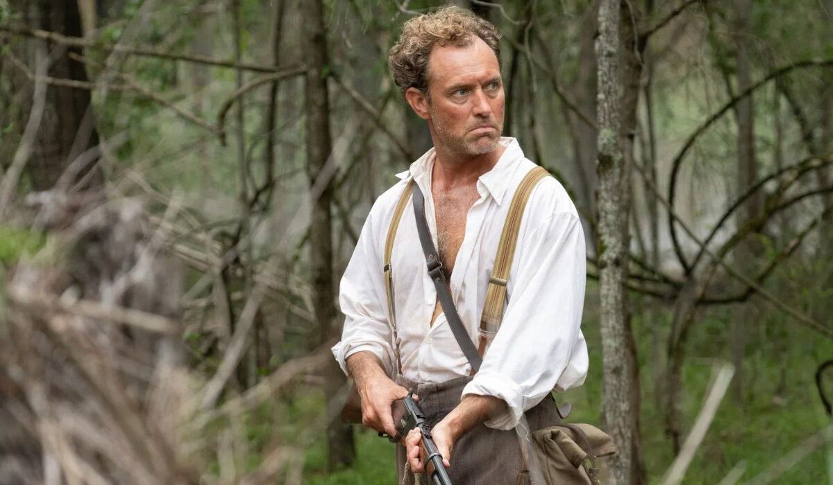 Jude Law em 'Eden': O que o ator amou em thriller de Ron Howard