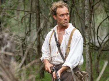 Jude Law em 'Eden': O que o ator amou em thriller de Ron Howard