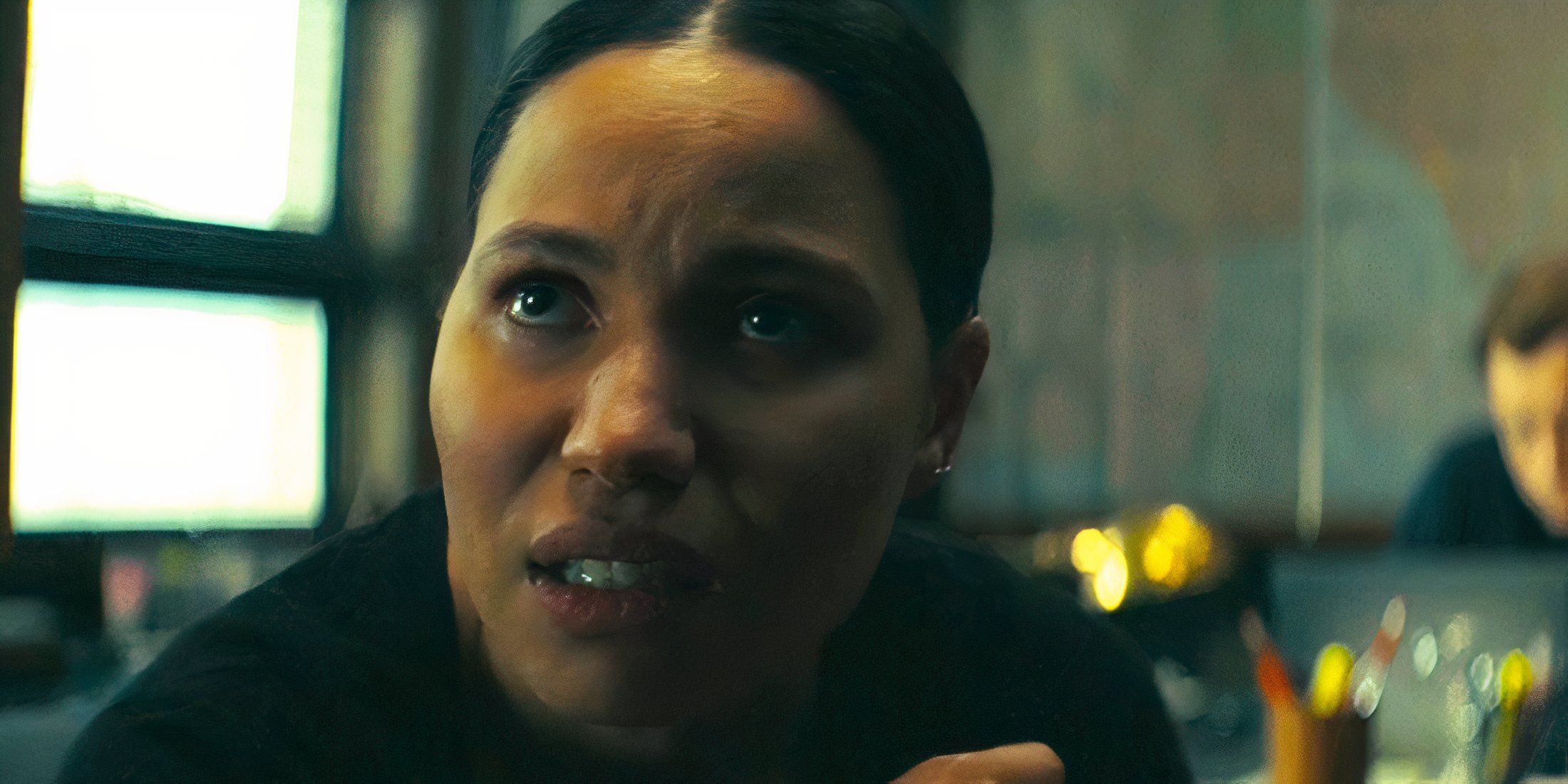 Jurnee Smollett como Michelle olhando para um quadro de suspeitos pensando no episódio 2 de Smoke